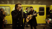Bono und The Edge hautnah – U2 rocken die Berliner U-Bahn!