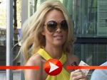 Pamela Anderson in Knall-gelb in Berlin